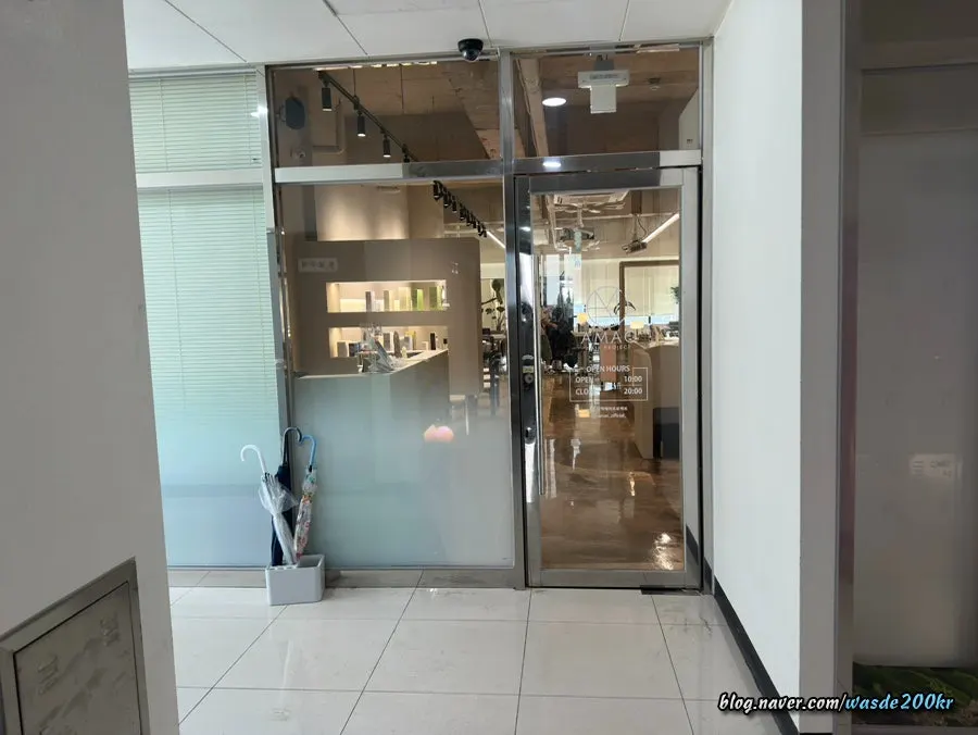 エオメクヘアプロジェクト尖端店の建物入口付近の様子