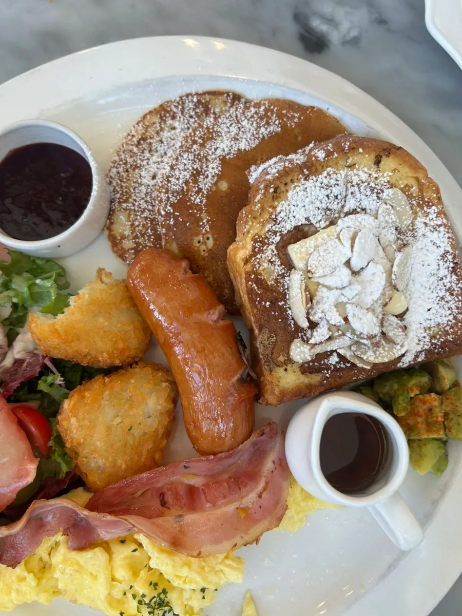 French toast with round hotcakes