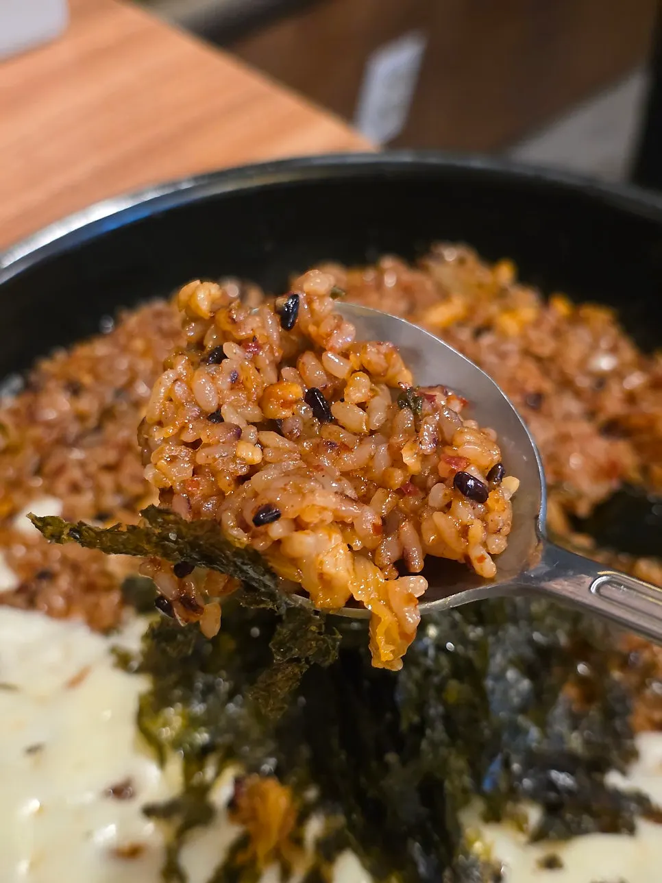 Daechang and gopchang on the grill plate