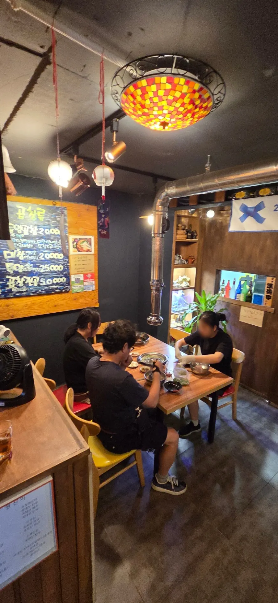 Seating arrangement suitable for group dining