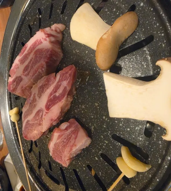 집어 든 구운 곱창 한 점