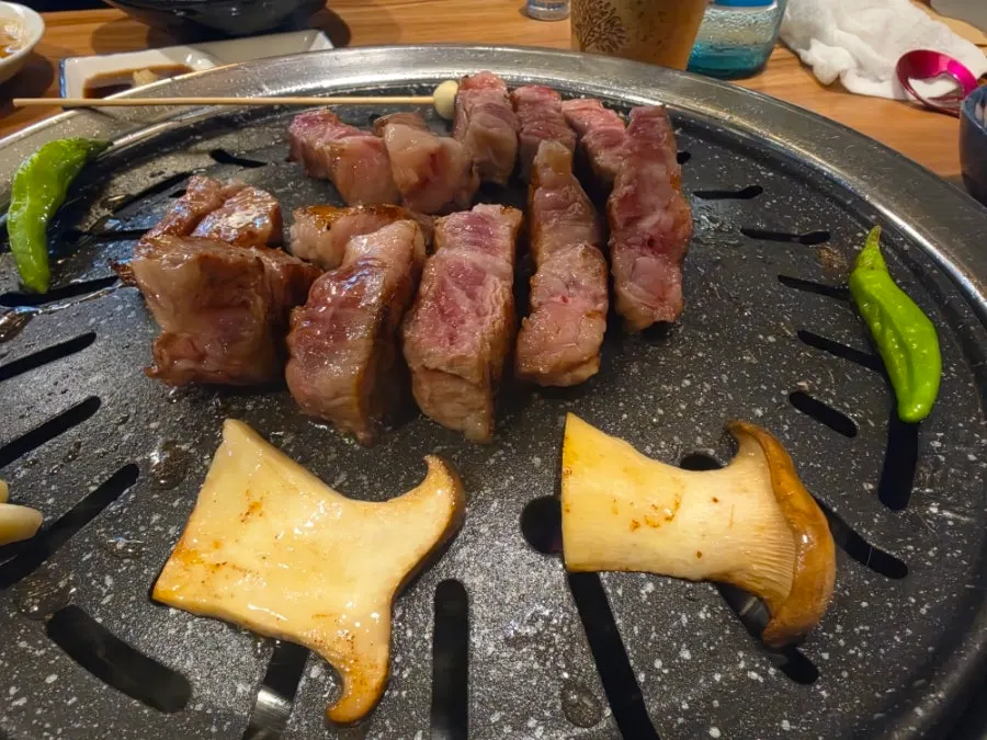 불판 위 곱창과 목살