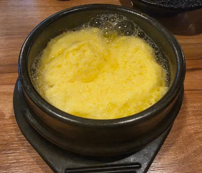 소스에 찍은 고기 한 점