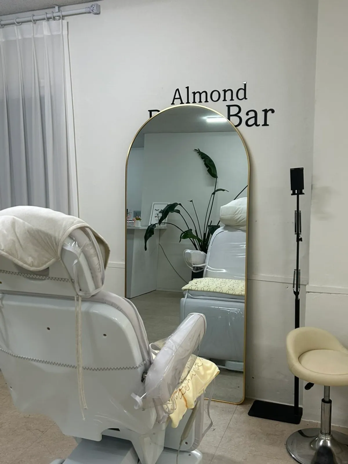Spacious and clean interior of Almond Eyelashes