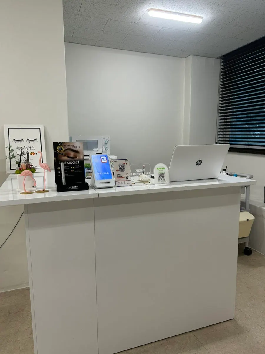 Waiting area at Almond Eyelashes