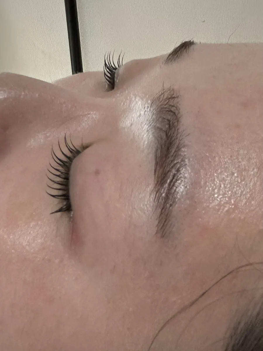 Lashes neatly organized after the keratin U-curl treatment