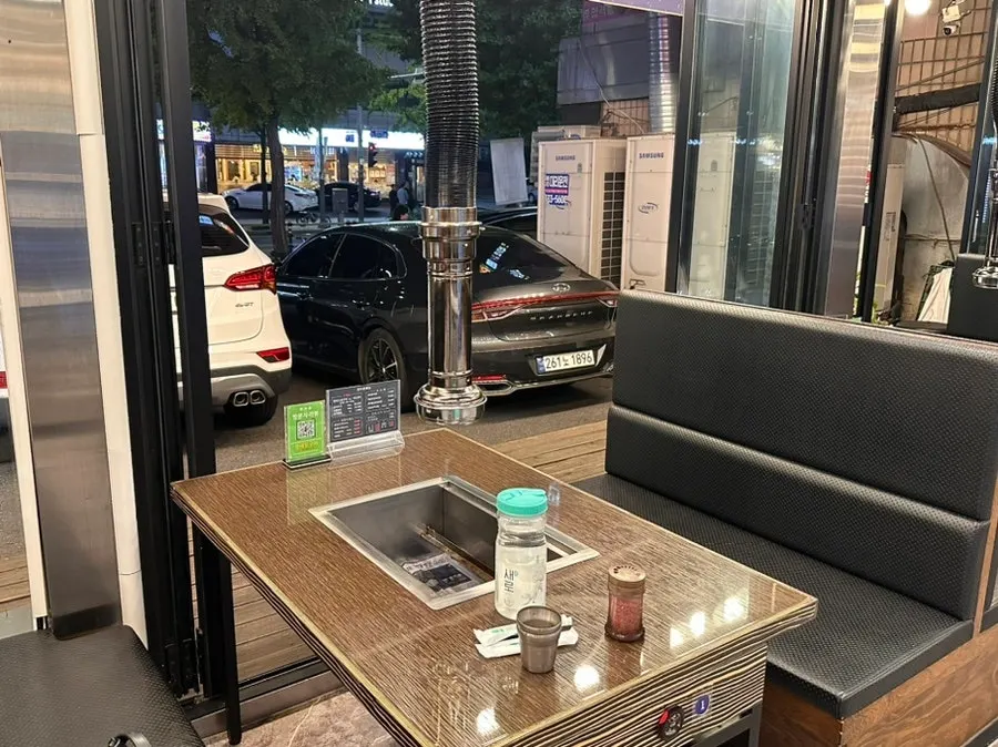 장수촌풍천장어 테이블 좌석과 창가자리