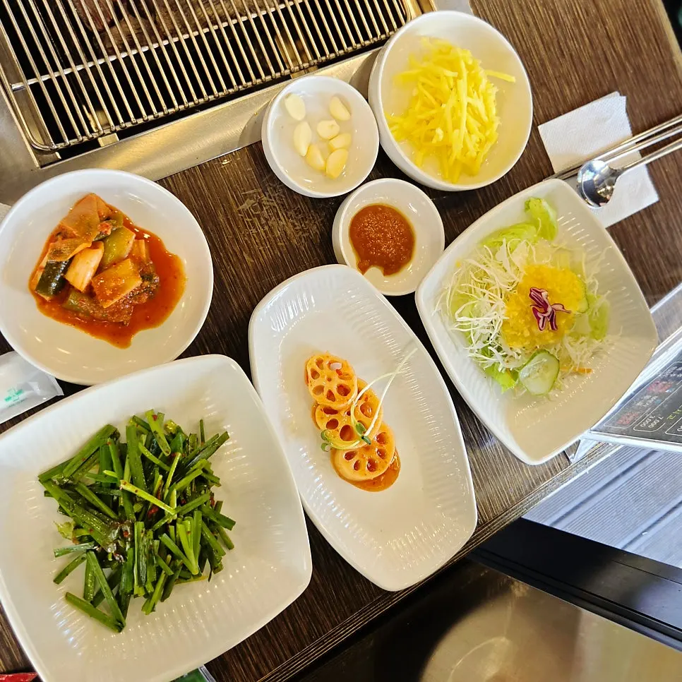 장어구이 기본 반찬 상차림