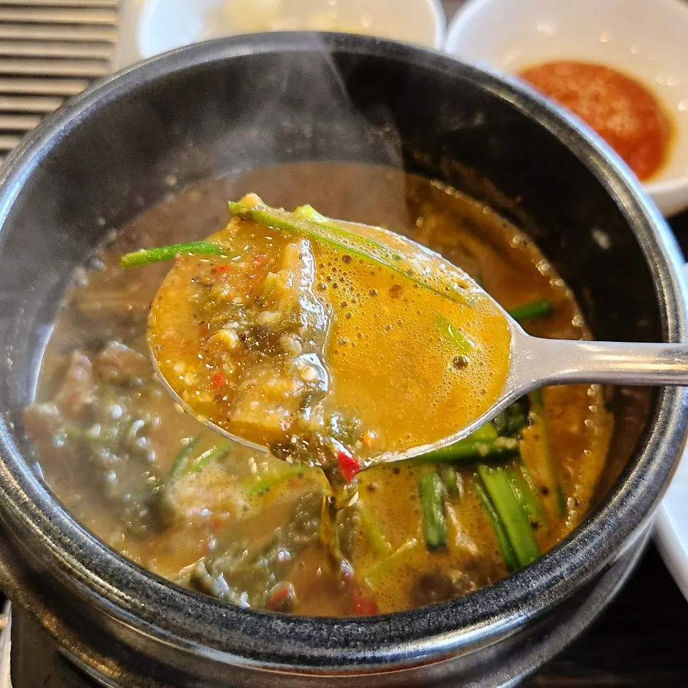 서비스로 제공된 뚝배기 장어추어탕