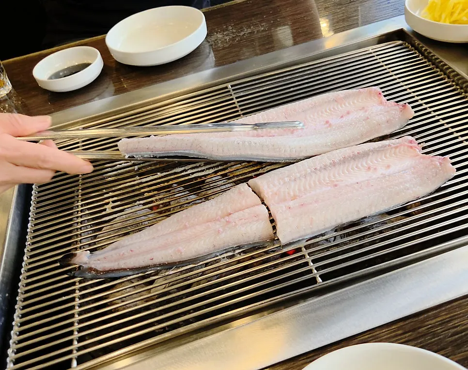참숯 그릴 위 장어구이