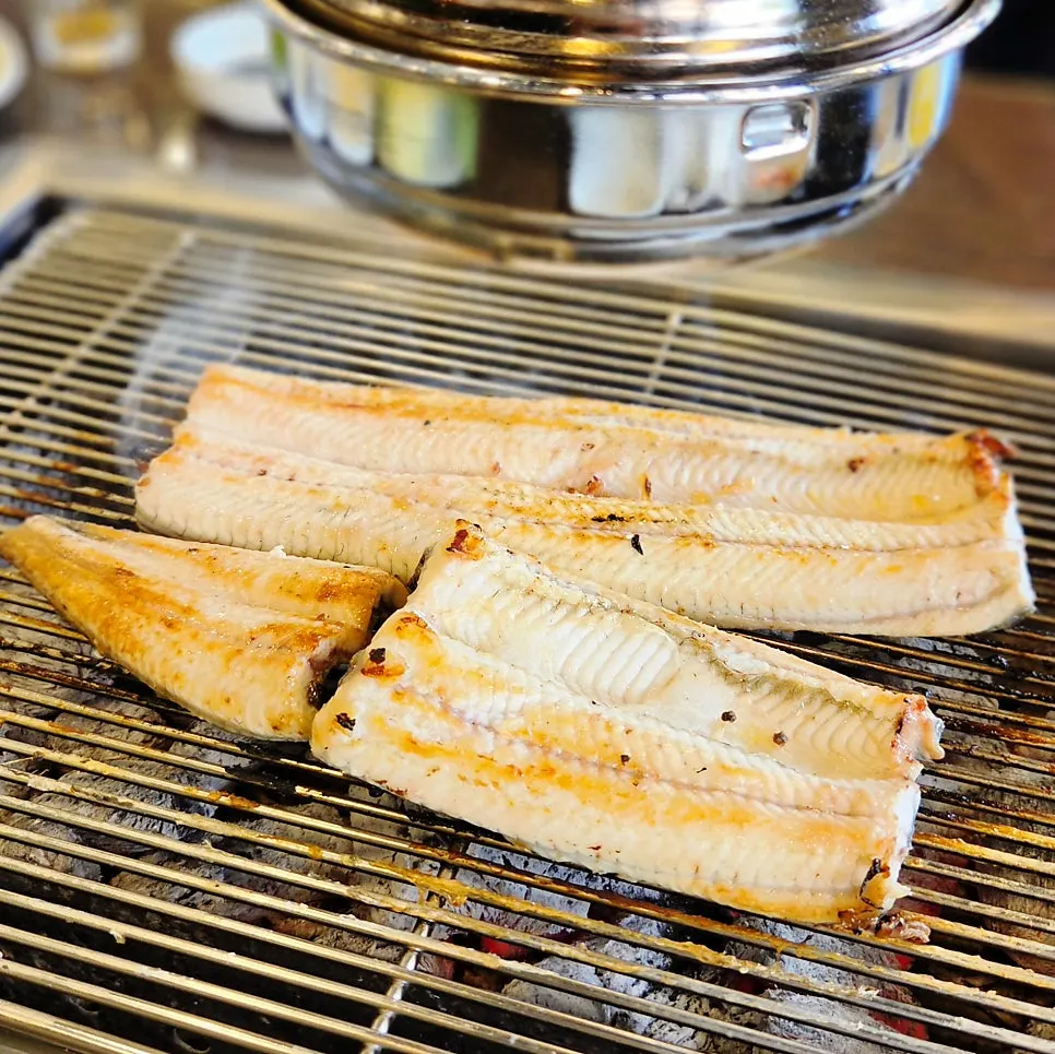 암사 장어 직접 구이와 복분자소금, 장수촌풍천장어