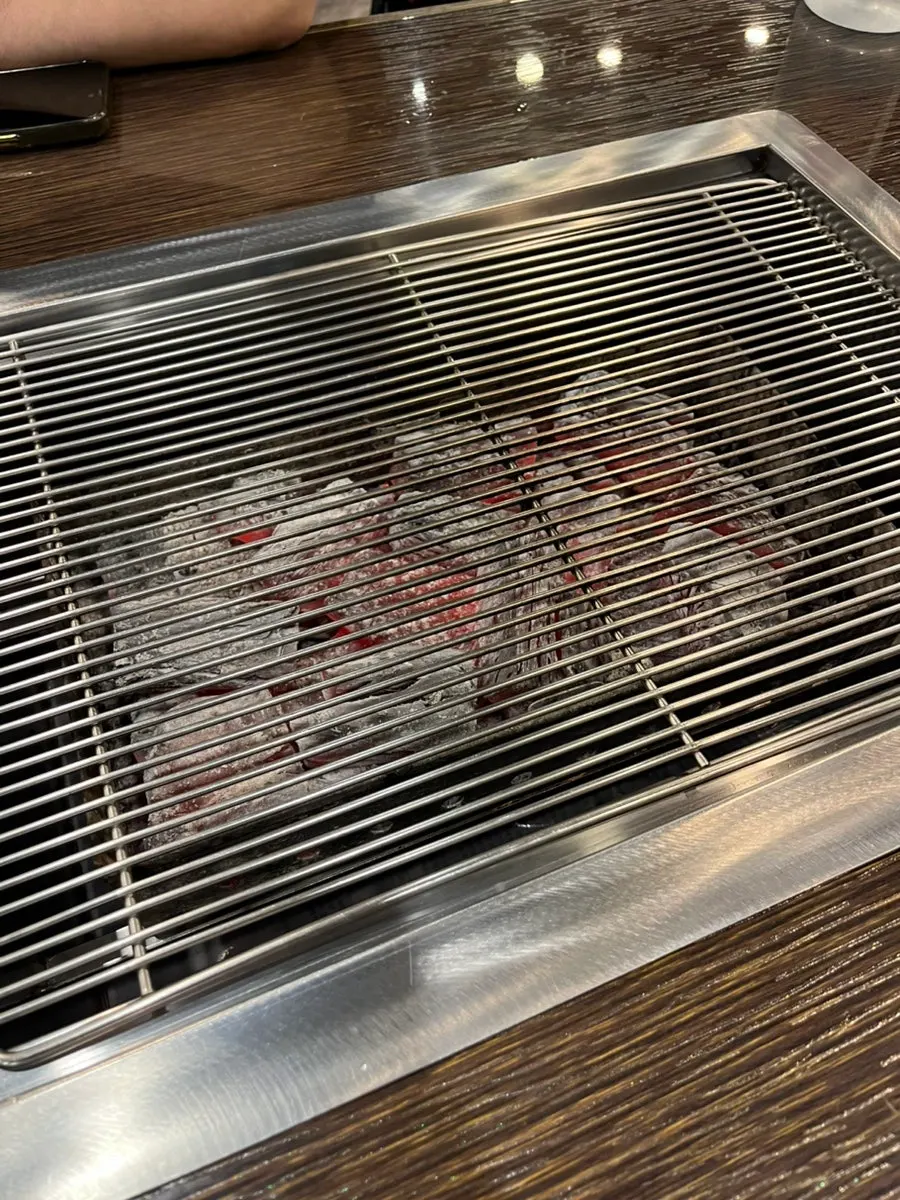 테이블 위에 올라온 숯불 화로