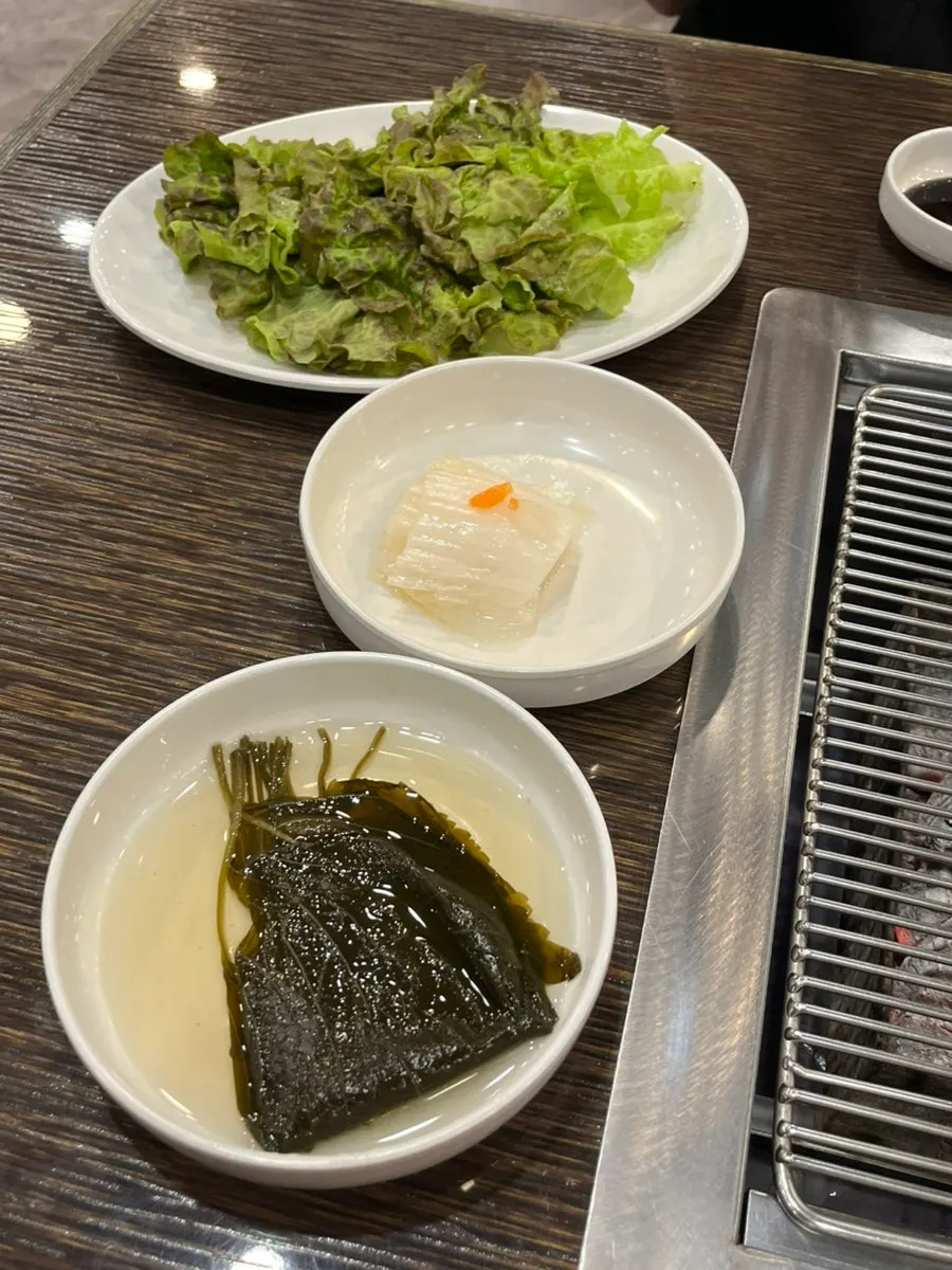 백김치와 대파김치 등 밑반찬 접시