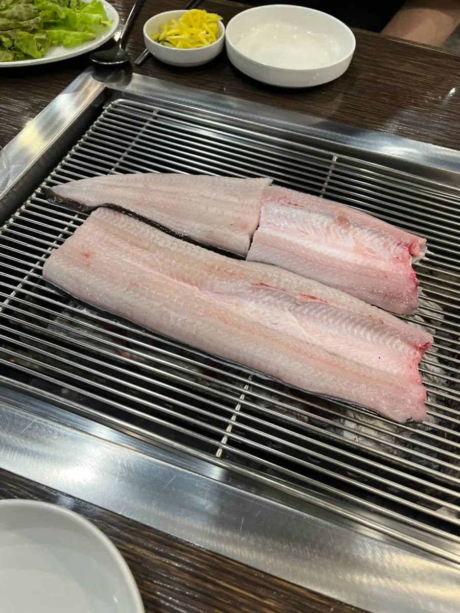 주문한 장어소금구이 1kg 생물 접시