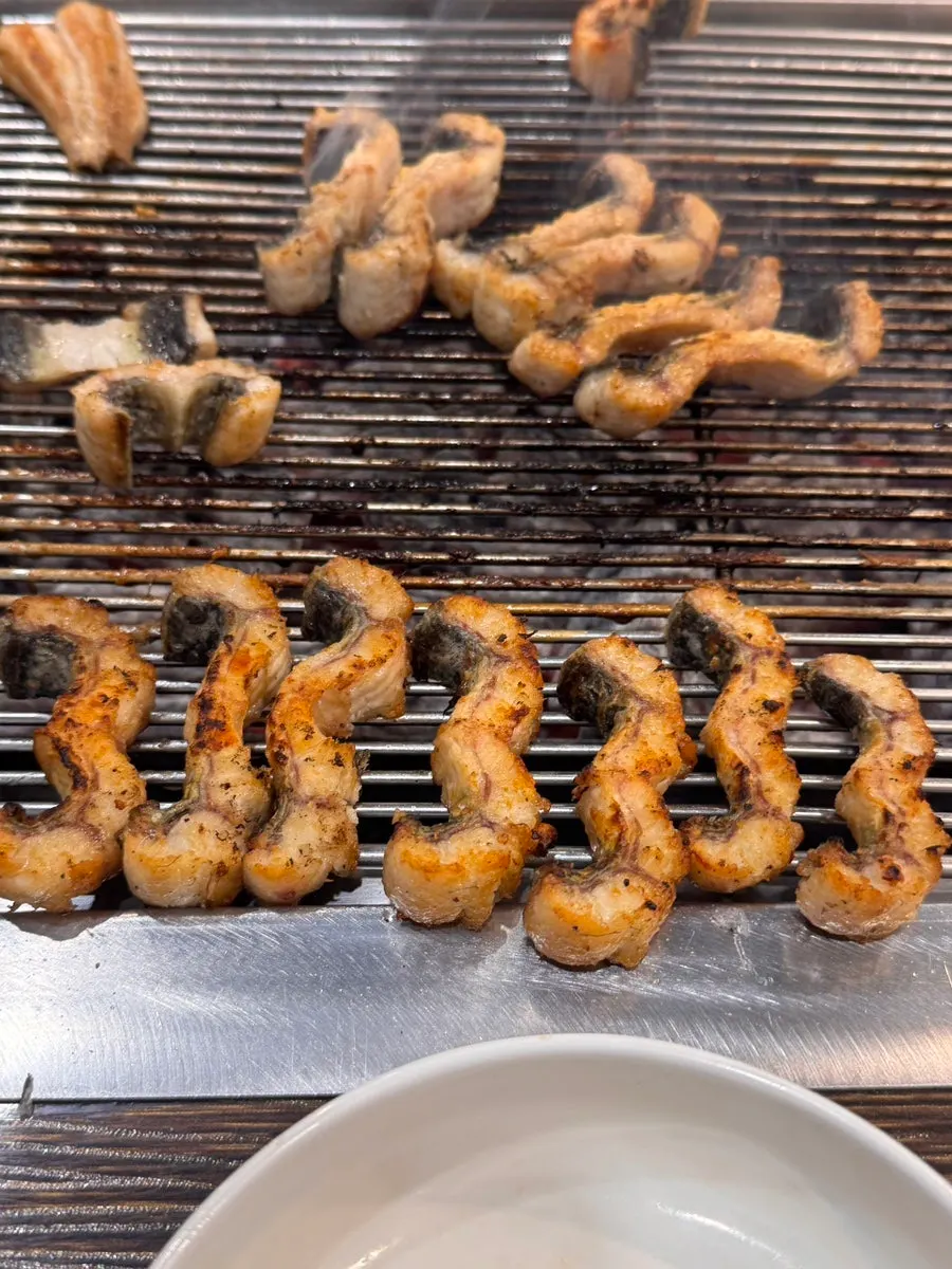 먹기 좋게 잘라 구워진 장어 조각