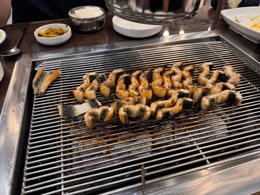 노릇하게 익은 장어와 쌈 한 상