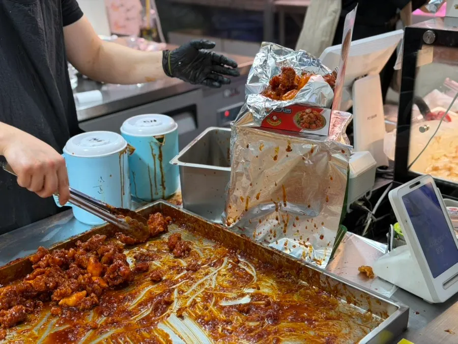 저울에 올려 정량을 맞추는 닭강정