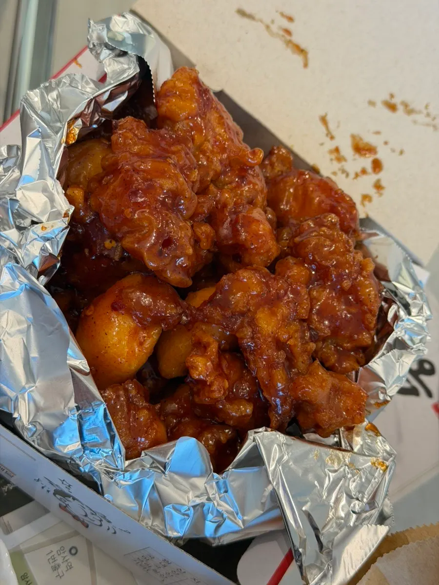 뚜껑이 안 닫힐 만큼 가득 담긴 닭강정 중자