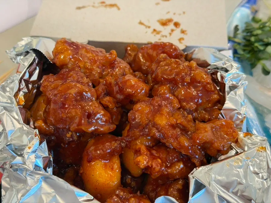 윤기 도는 양념의 중간매운맛 닭강정