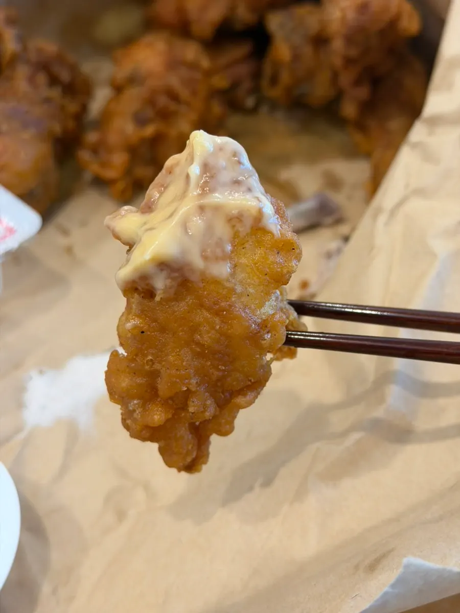 치즈할라피뇨 소스에 찍은 후라이드