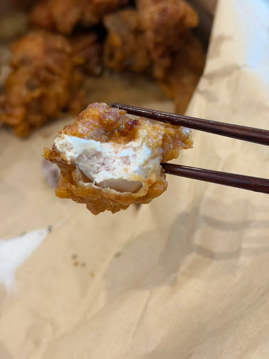 치즈할라피뇨 소스와 뼈 후라이드 한 조각