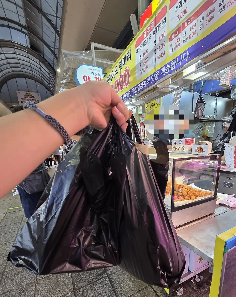 포장된 닭강정과 옛날통닭