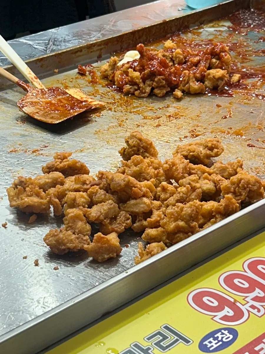 김씨치킨 암사시장점 닭강정 진열