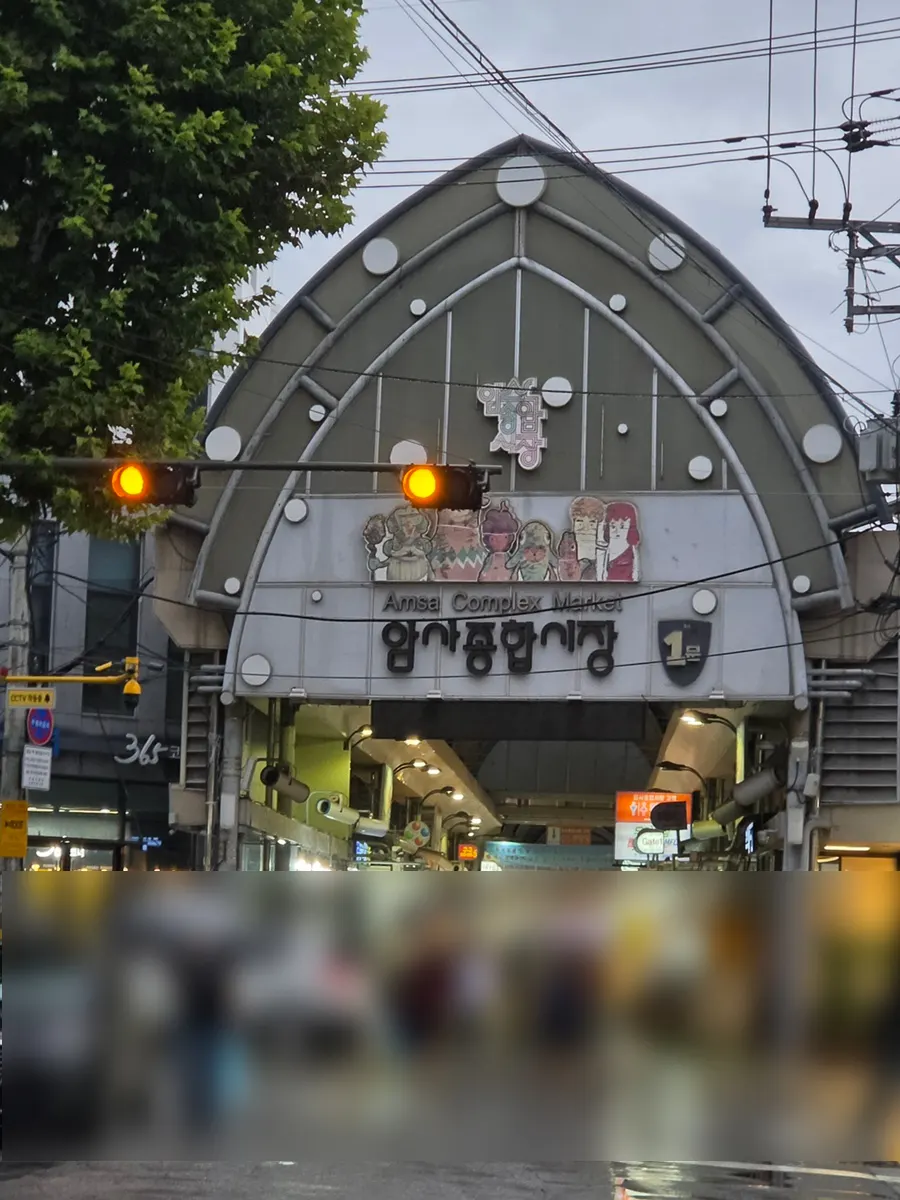 시장 통로에서 본 김씨치킨 암사시장점 외관