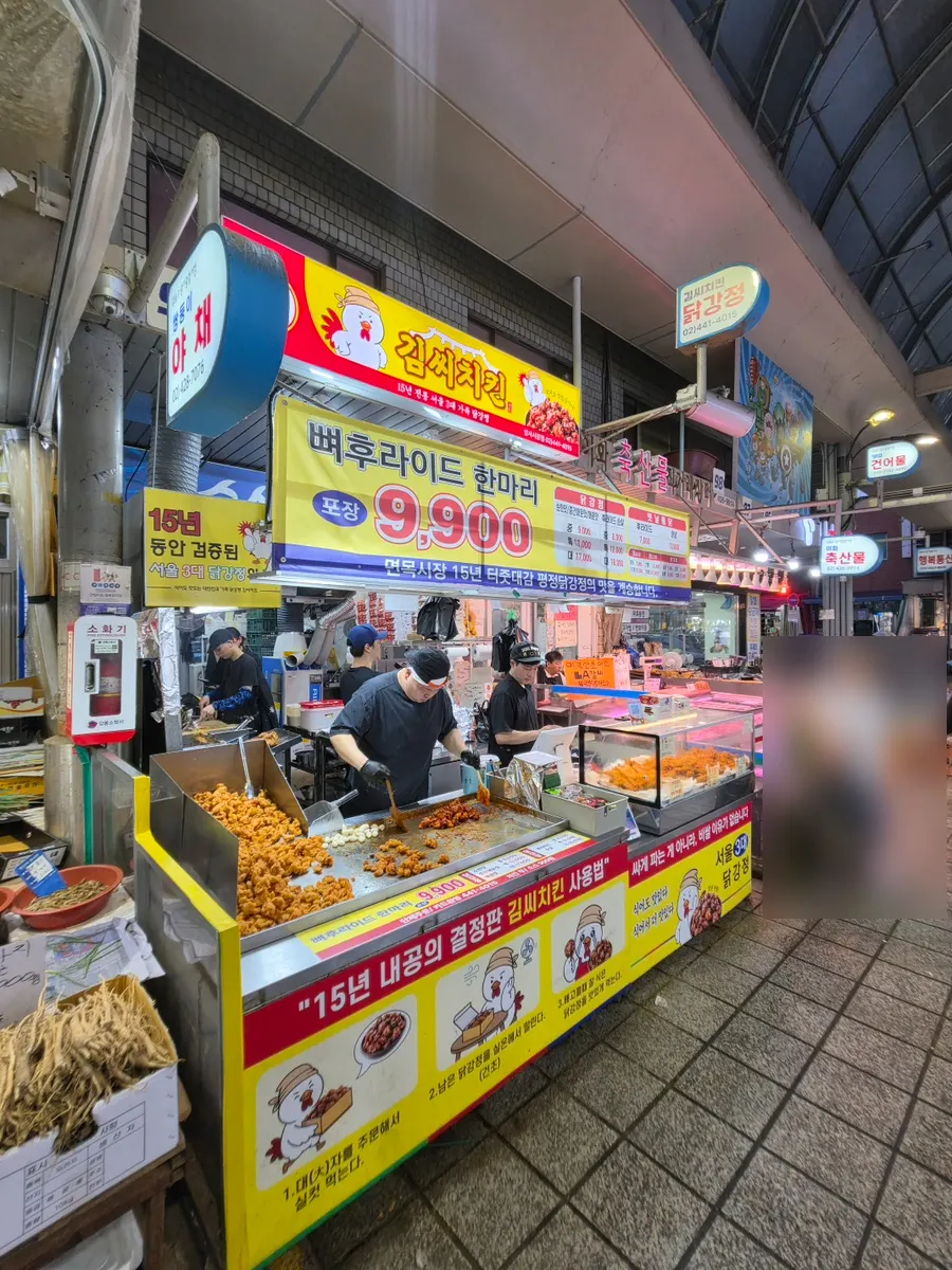 사람들이 몰려 있는 암사시장 김씨치킨 앞 풍경