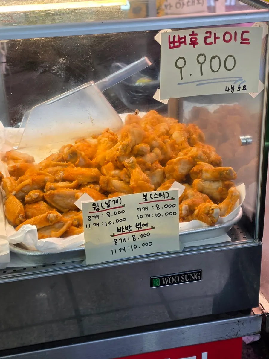 똥집·닭다리·옛날통닭이 적힌 메뉴 안내