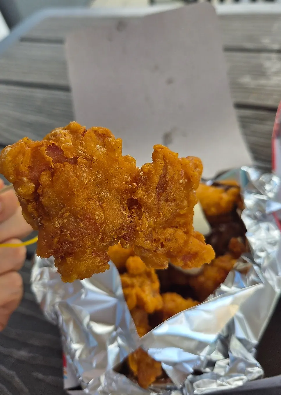 검붉은 양념의 중간매운맛 닭강정 클로즈업