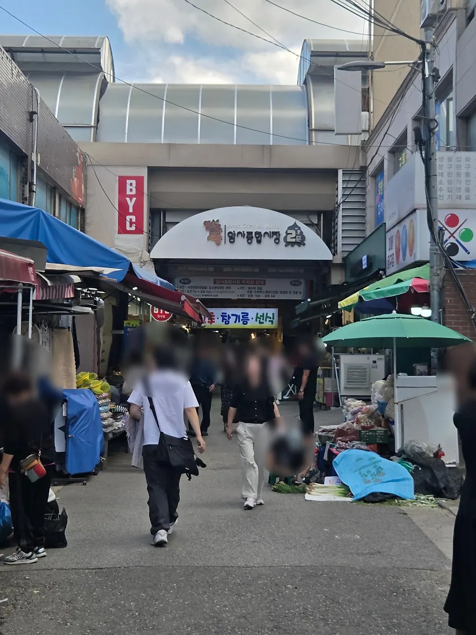 현대화된 암사종합시장 통로 전경