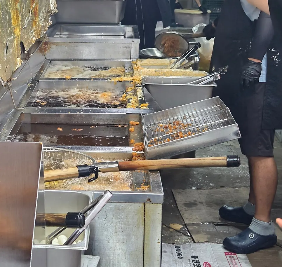 내부가 보이는 김씨치킨 암사시장점 오픈키친