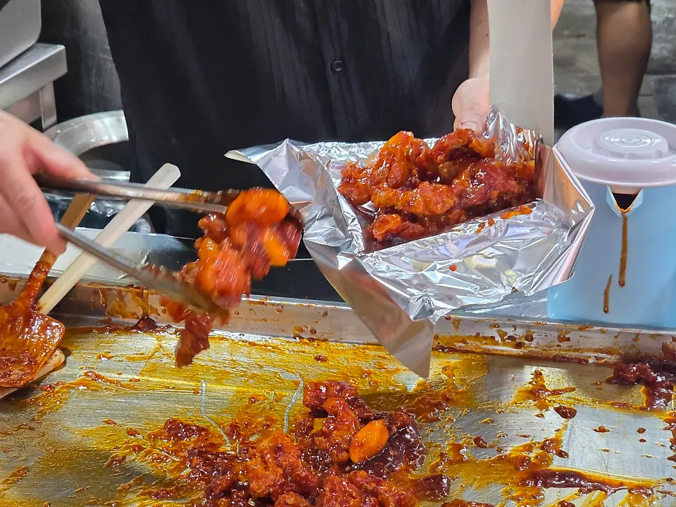 즉석에서 받아 든 닭강정 꼬치