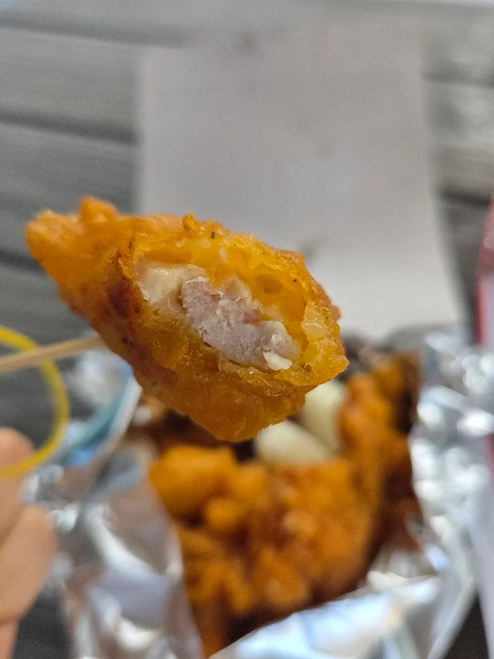 두툼한 통살이 보이는 후라이드 조각