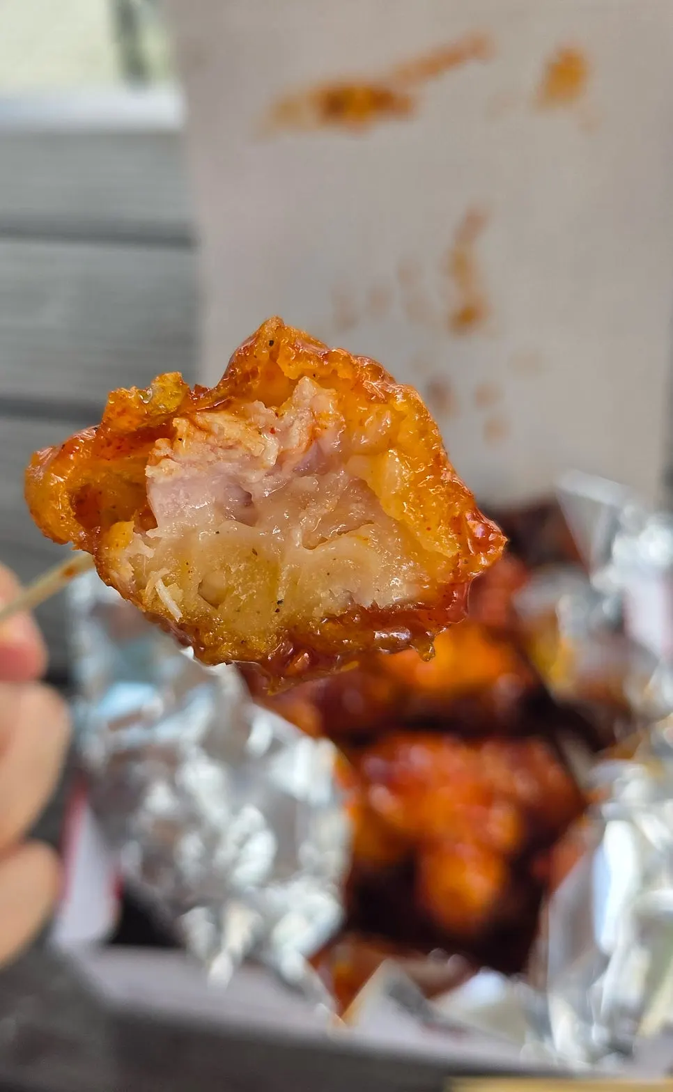 중간매운맛 양념닭강정 한 조각