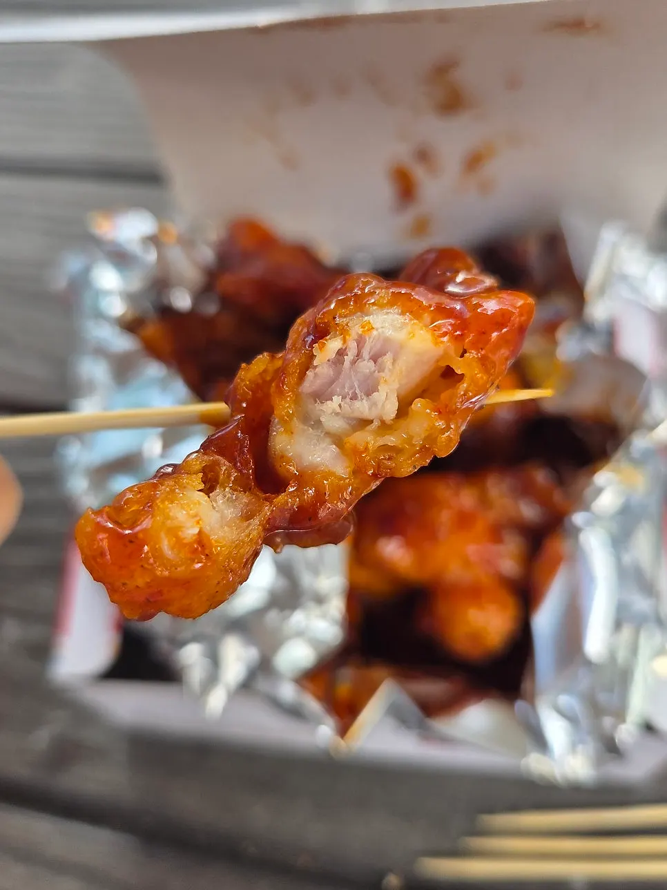 살이 통실한 닭강정 단면