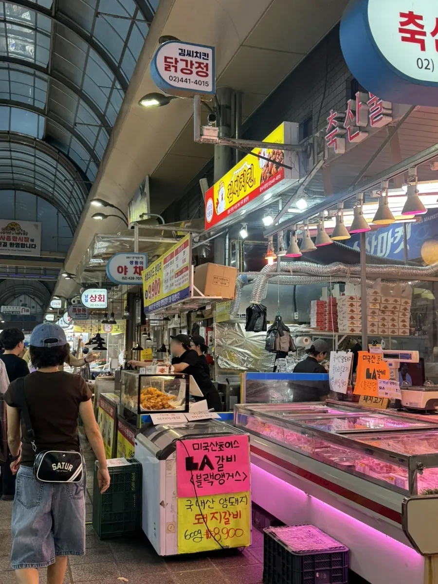 Exterior of Gimssi Chicken Amsa Market Branch at the market entrance