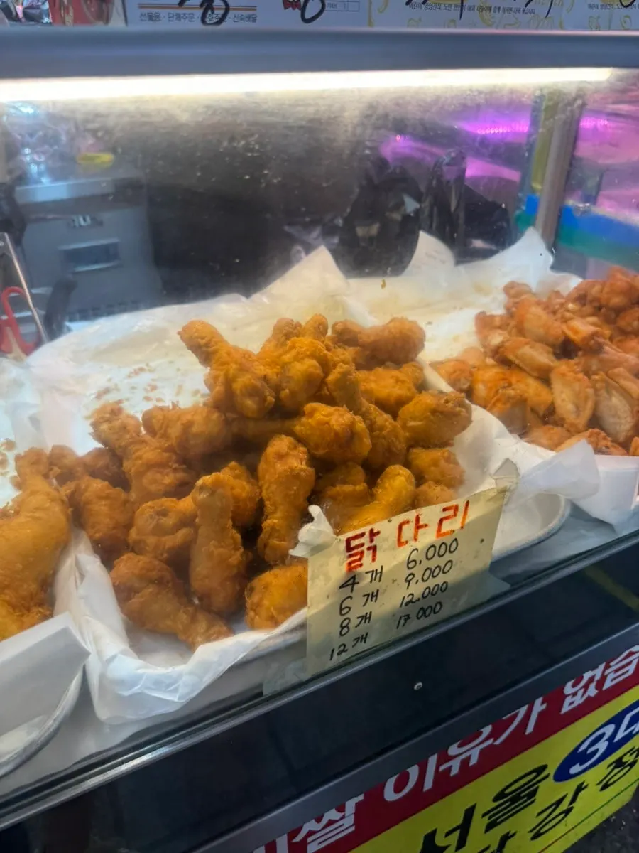 Tossing dakgangjeong in sauce
