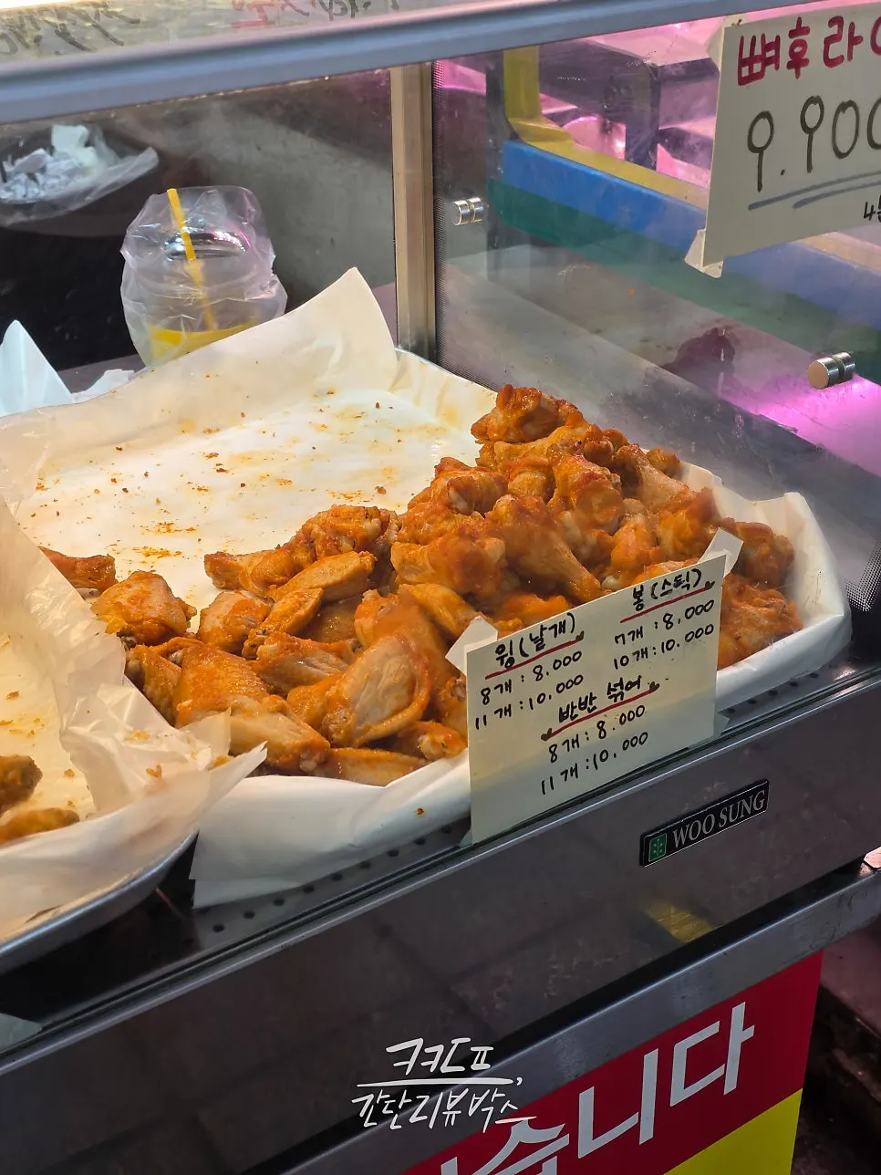Sign for old-school fried chicken and wings/drumsticks menu