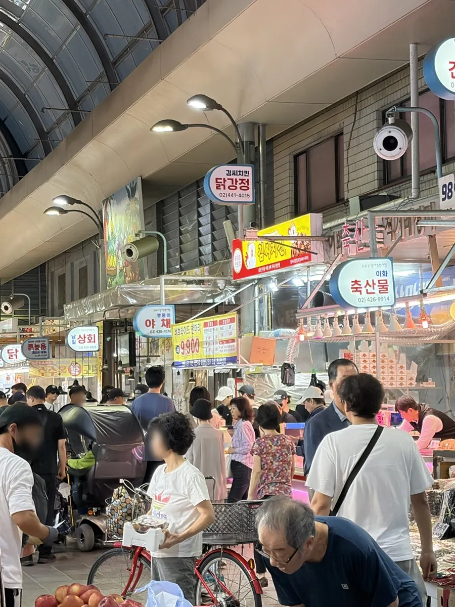 추석 앞 토요일 저녁 암사종합시장 풍경