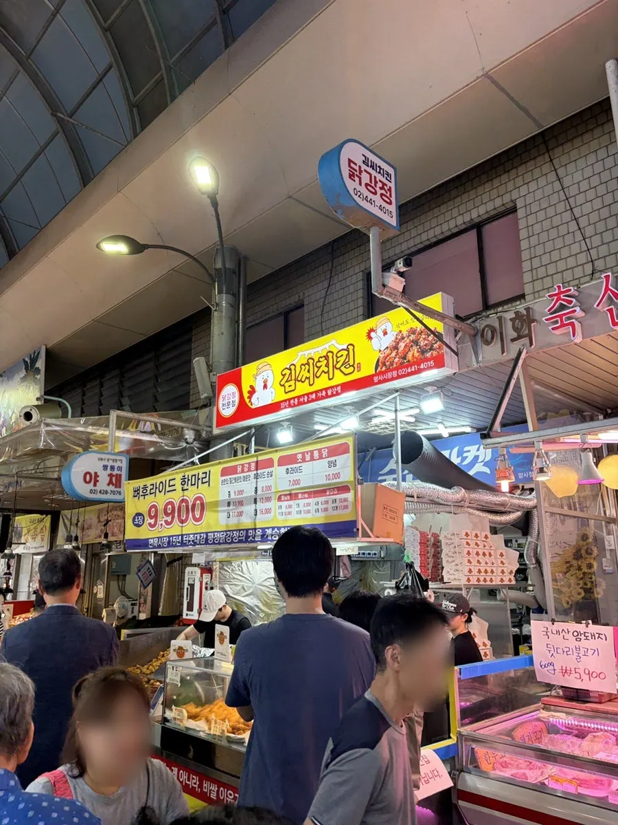 과일 상자가 쌓인 시장 통로