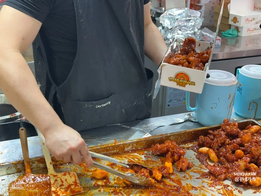 양념이 묻은 닭강정 조각 클로즈업