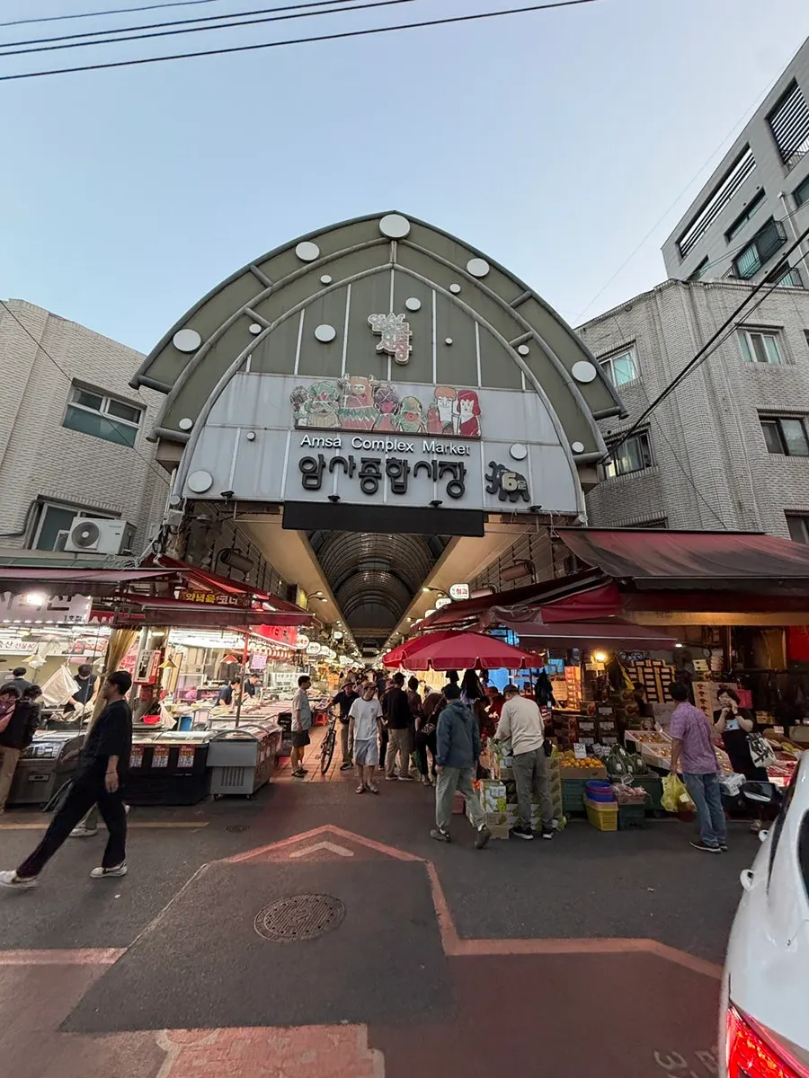시장 안 김씨치킨 앞 대기 줄