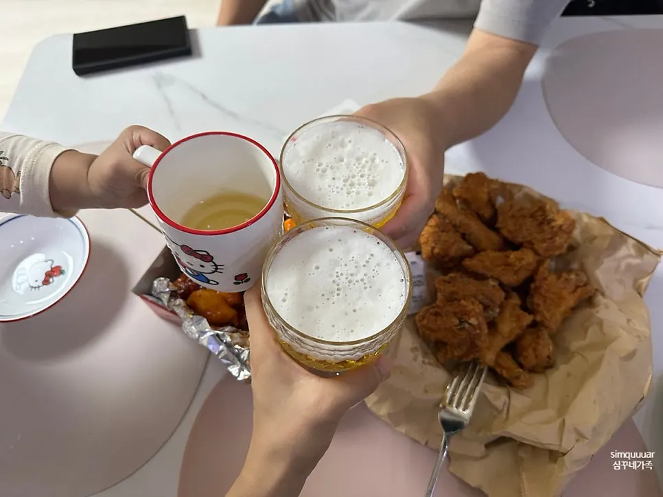 집에서 야식으로 차린 닭강정과 뼈후라이드