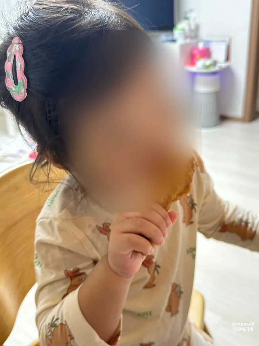 양념 닭강정과 뼈후라이드를 함께 놓은 상차림