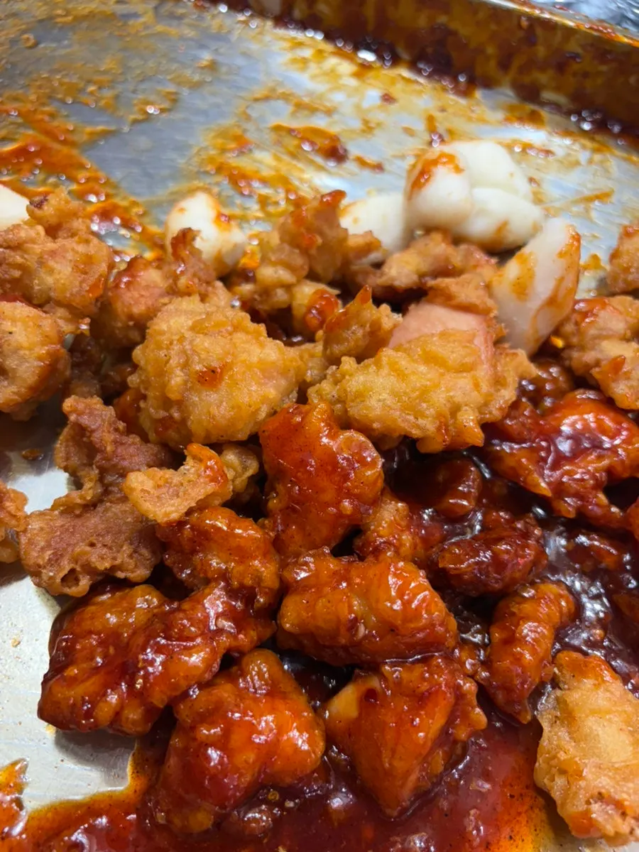 중량을 재어 포장하는 김씨치킨 닭강정