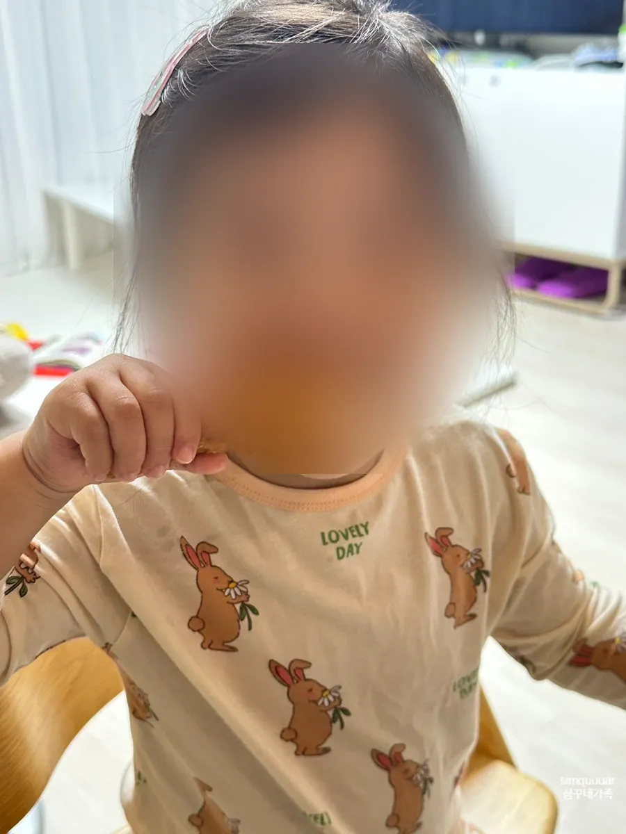 뼈후라이드 조각을 집어 든 모습