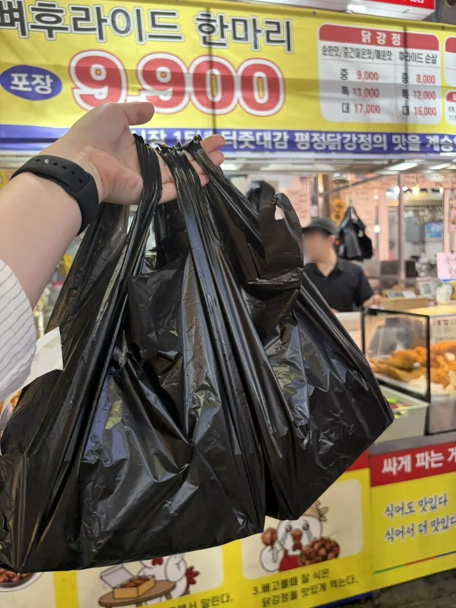 양념에 버무리는 김씨치킨 순살 닭강정