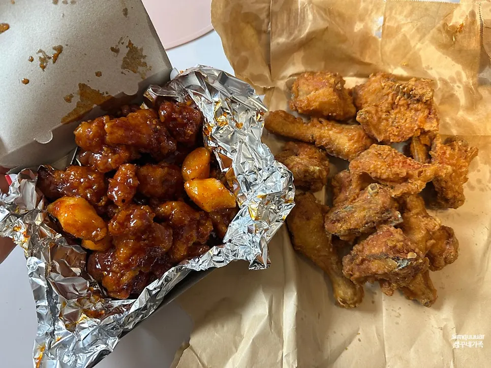 김씨치킨 닭강정 포장 박스 내부